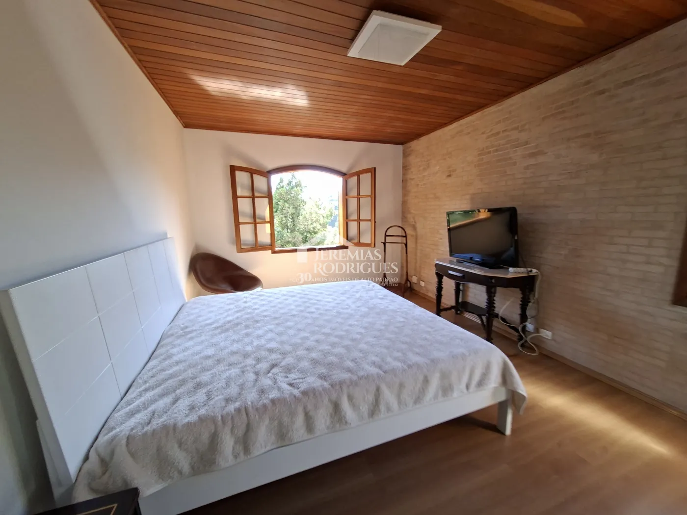 Casa à venda com 4 dormitórios no Condomínio Jardim Véu da Noiva em Campos do Jordão/SP.