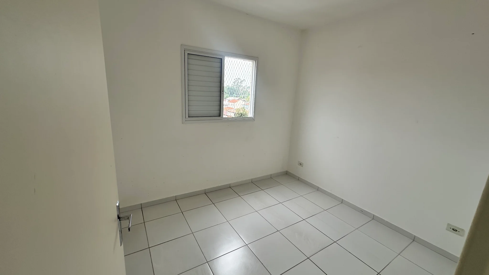 Apartamento para locação com 2 dormitórios no Condomínio Andrade em Pindamonhangaba/SP. 
