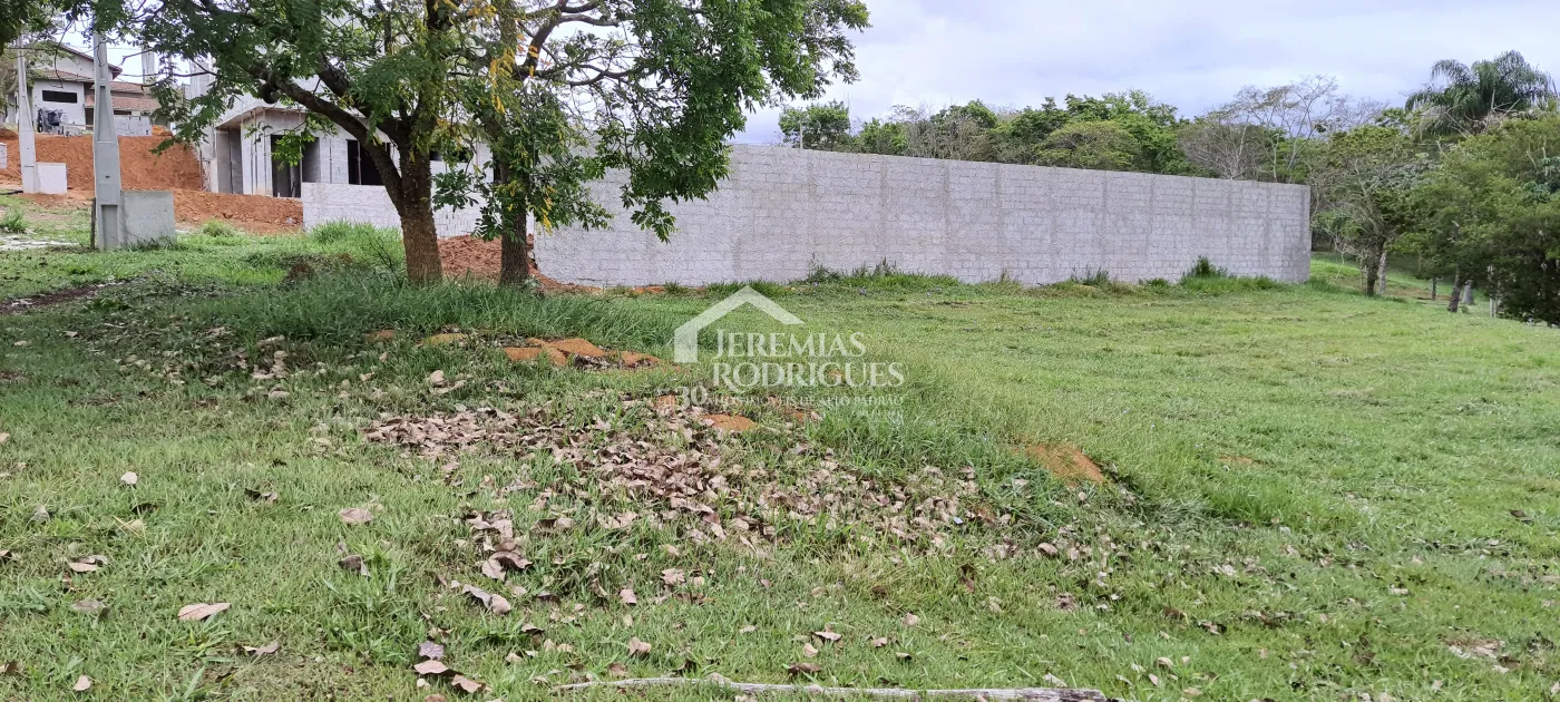 Terreno à venda com 635 m² no Condomínio Altos do Cataguá em Taubaté/SP.