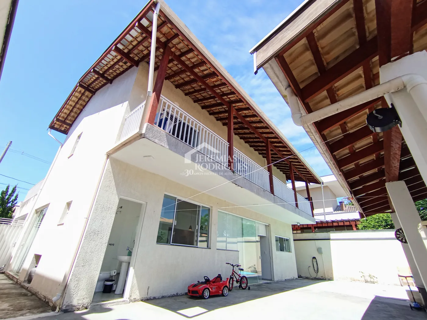 Casa à venda com 3 suítes no Condomínio Reserva dos Lagos em Pindamonhangaba/SP.
