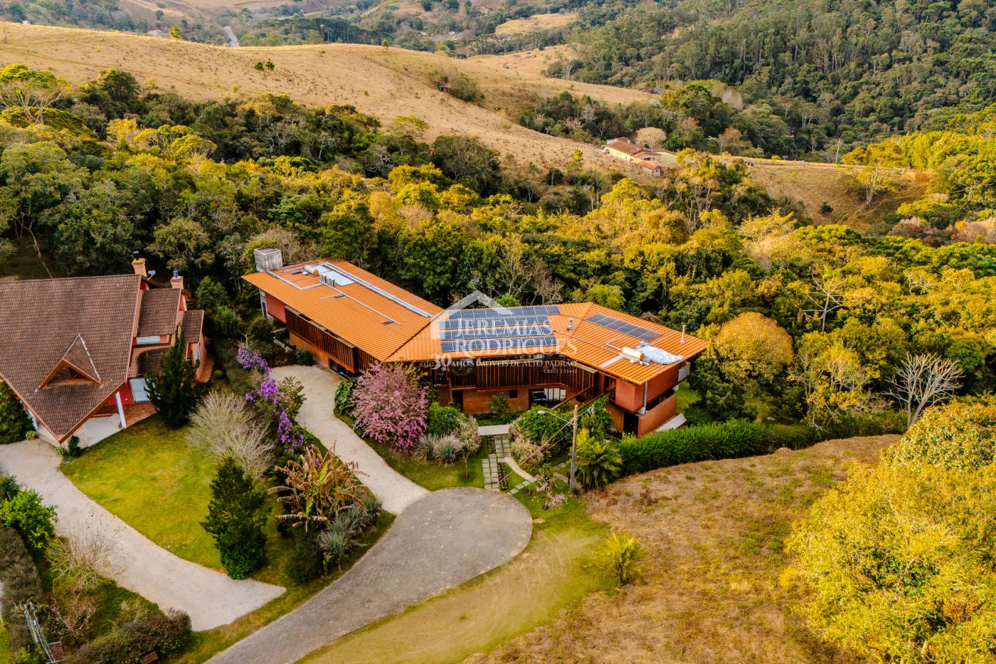 Mansão à venda com 4 suítes no Condomínio Parque da Mantiqueira em Santo Antônio do Pinhal/SP.