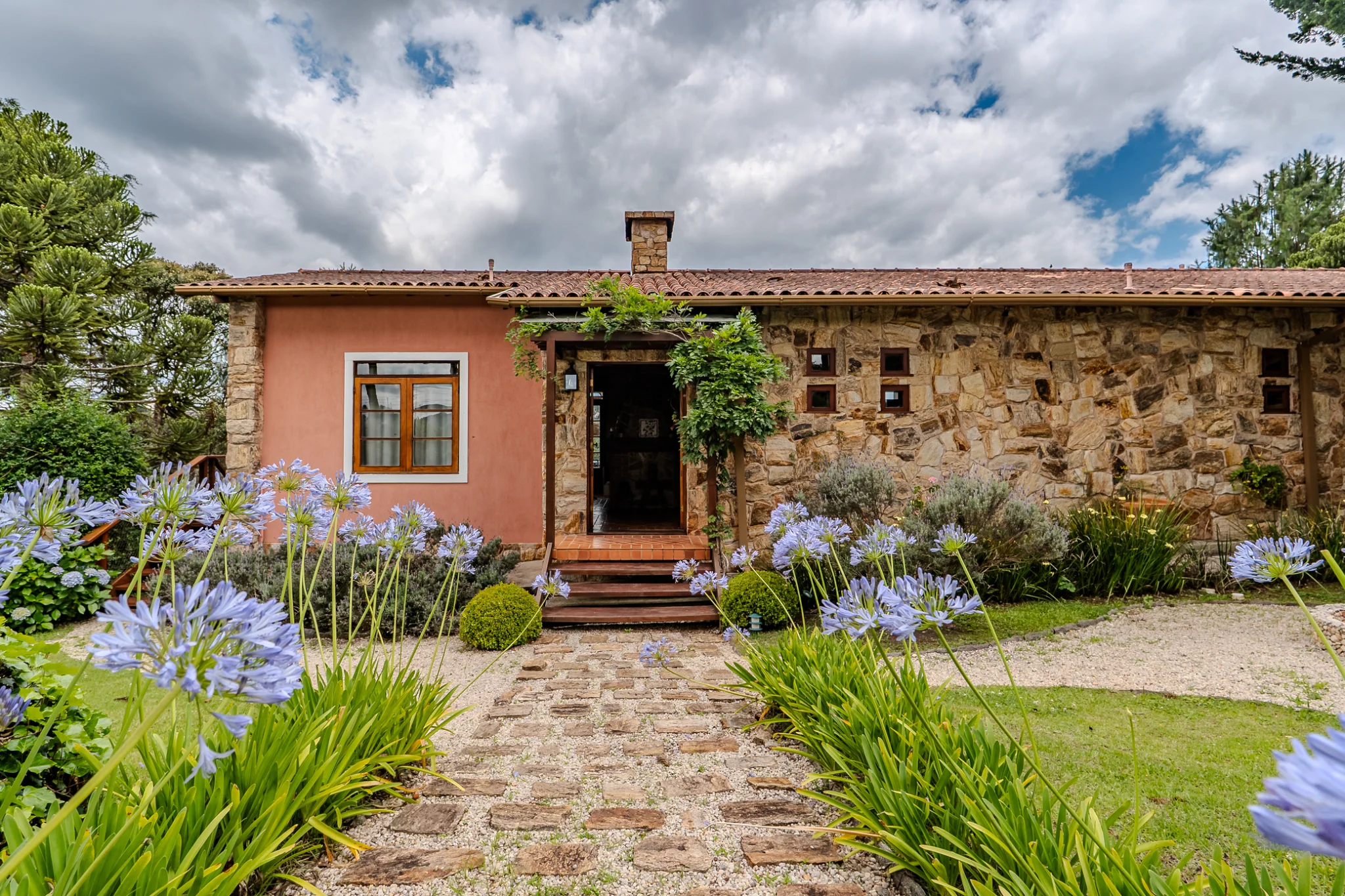 Casa estilo Toscana à venda com 4 suítes no Condomínio Vila Simonsen em Campos do Jordão/SP. 