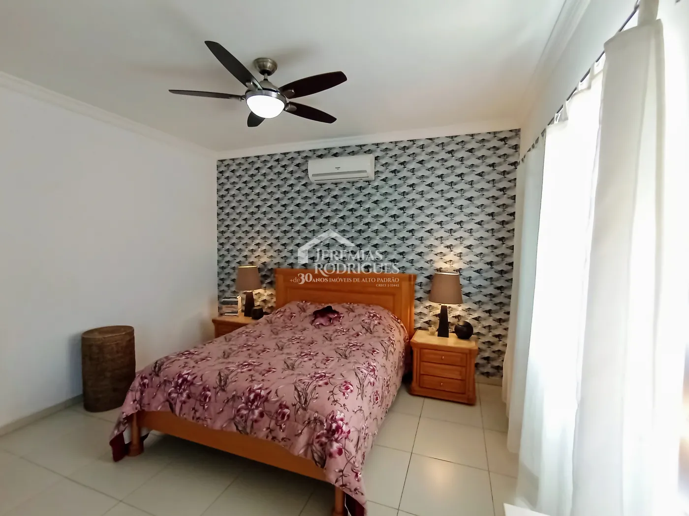 Casa assobradada com 3 suítes - Condomínio Jardim Oásis - Taubaté/SP.