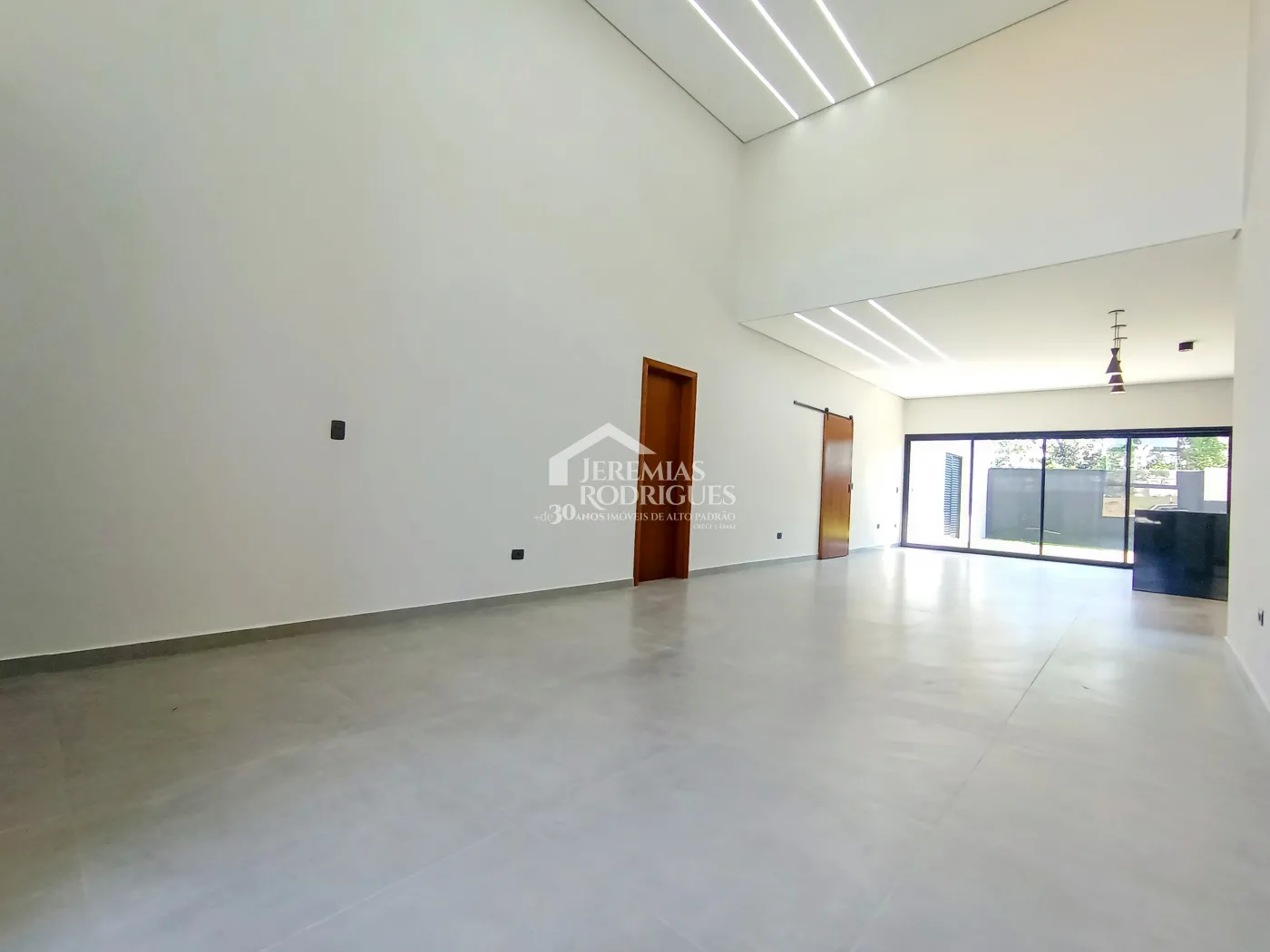 Casa à venda com 3 suítes no Condomínio Quinta das Palmeiras em Taubaté/SP.