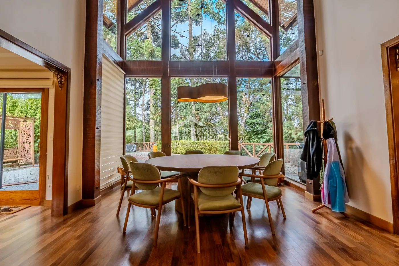 Casa à venda com 3 suítes no Condomínio Reserva Figueiredo em Campos do Jordão/SP.