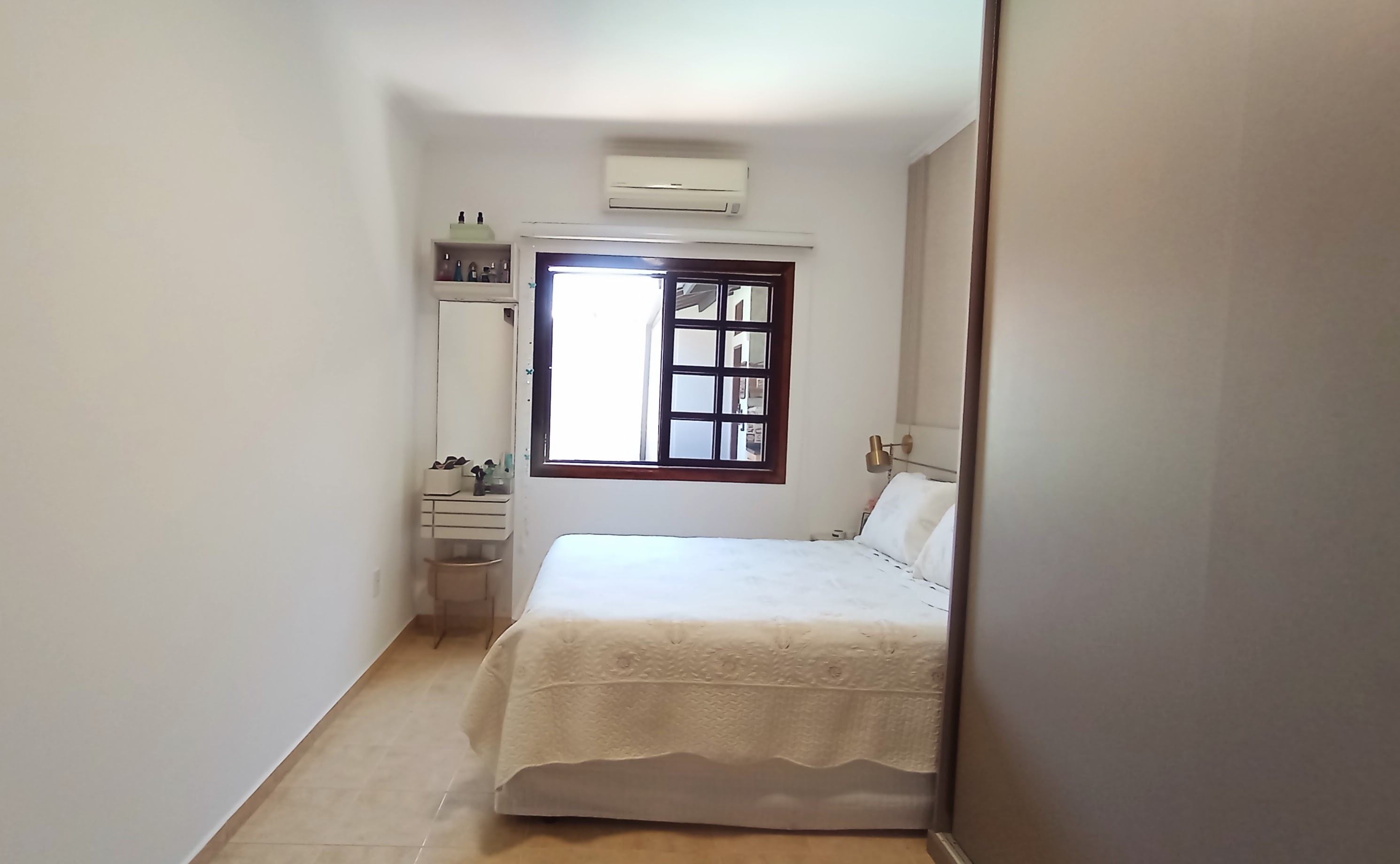 Casa à venda com 3 dormitórios no bairro Jardim do Sol em Taubaté/SP.