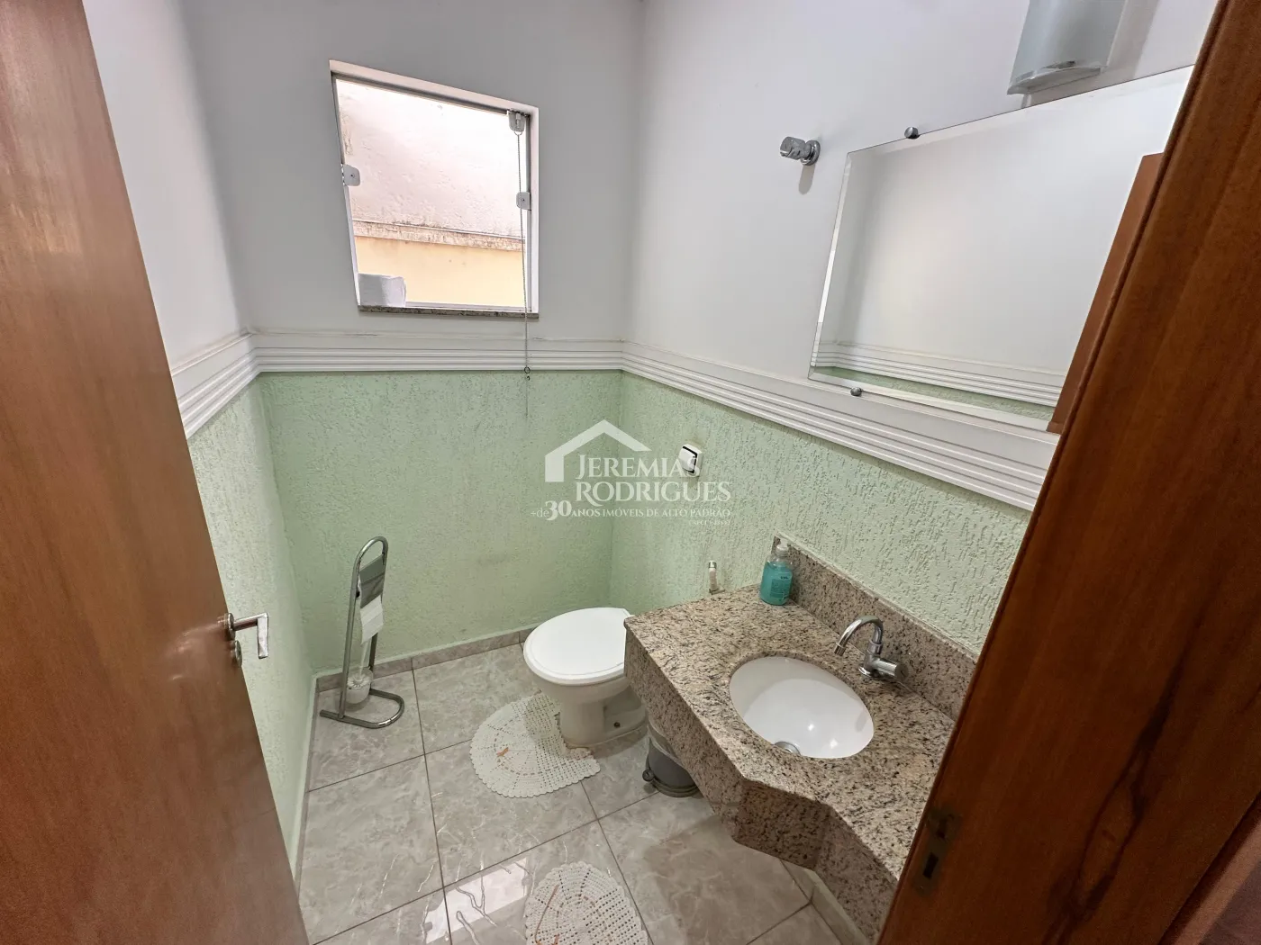 Casa à venda com 3 dormitórios no Condomínio Jatobá em Tremembé/SP.
