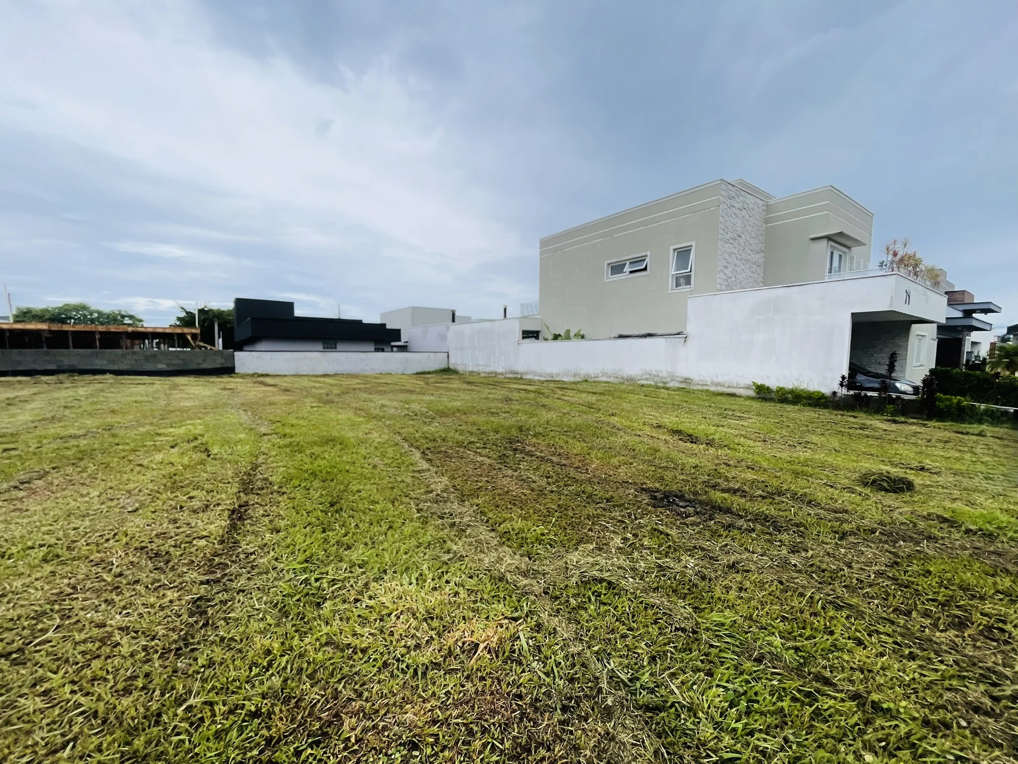 Terreno à venda com 300 m² no Condomínio Ouro Ville em Taubaté/SP. 