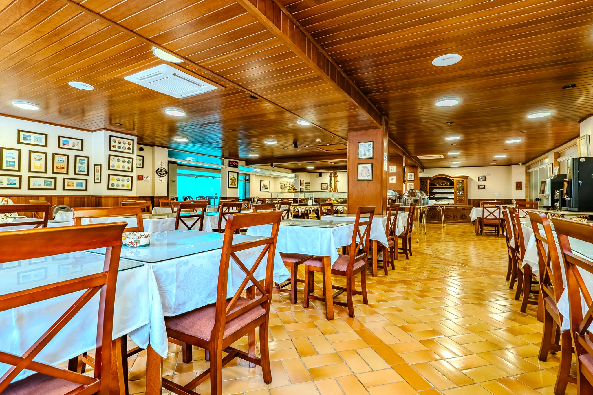 Hotel à venda com 53 apartamentos no Capivari em Campos do Jordão/SP. 