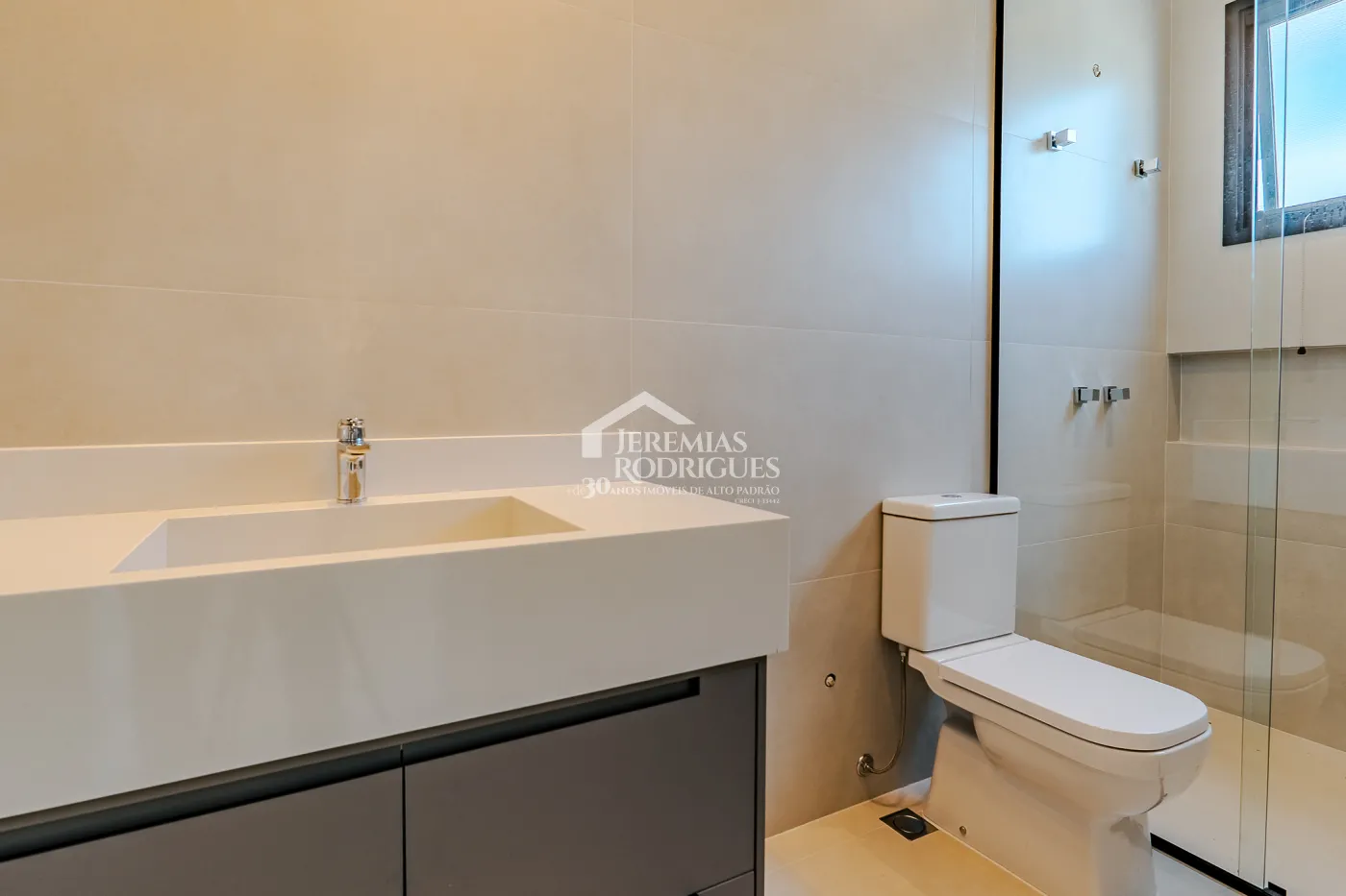 Casa à venda com 4 suítes no Condomínio Residencial Alphaville II em São José dos Campos/SP.