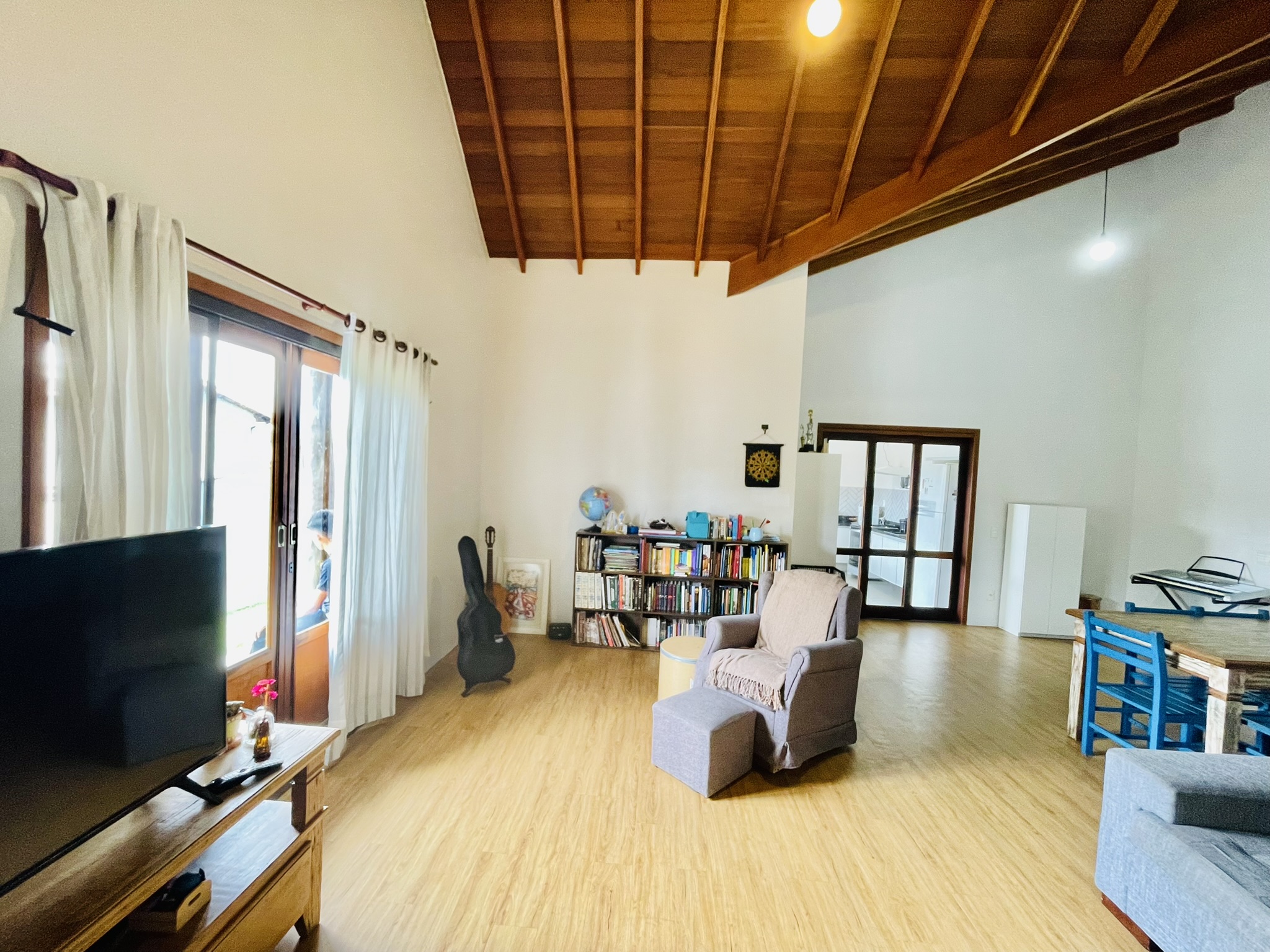 Casa para venda e locação com 4 dormitórios no Condomínio Parque dos Pássaros em Tremembé/SP.  