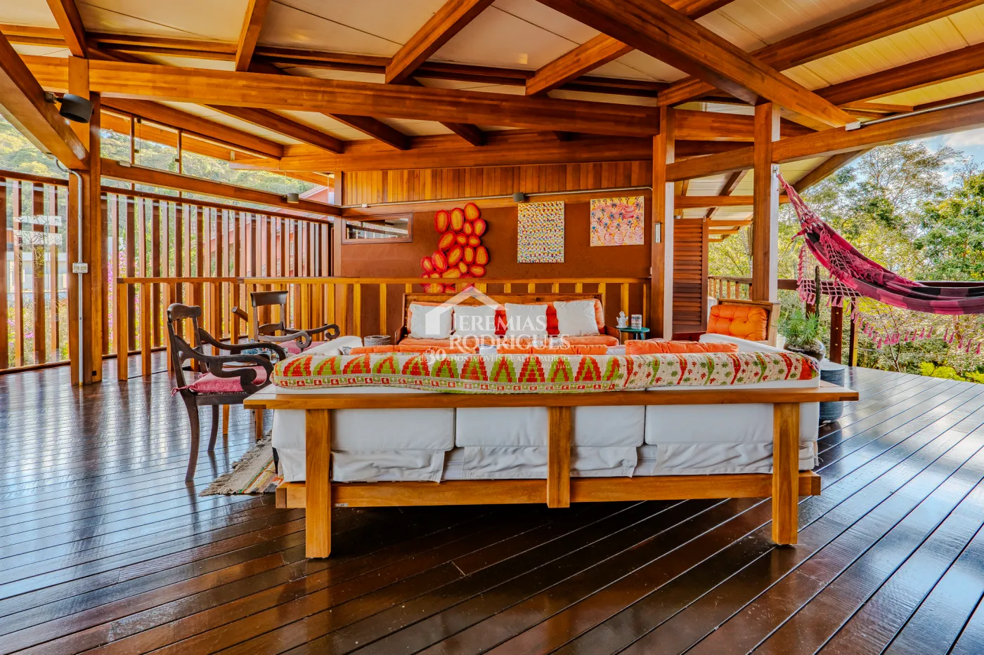 Mansão à venda com 4 suítes no Condomínio Parque da Mantiqueira em Santo Antônio do Pinhal/SP.