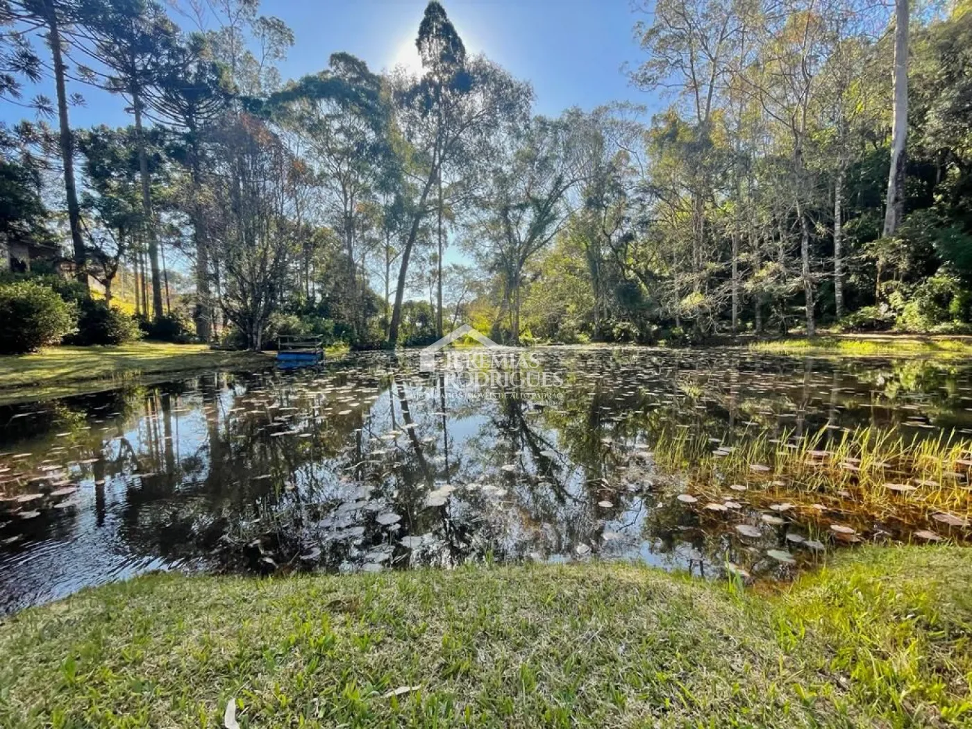 Terreno à venda com 1.068,58 m² no Condomínio Reserva Figueiredo em Campos do Jordão/SP.