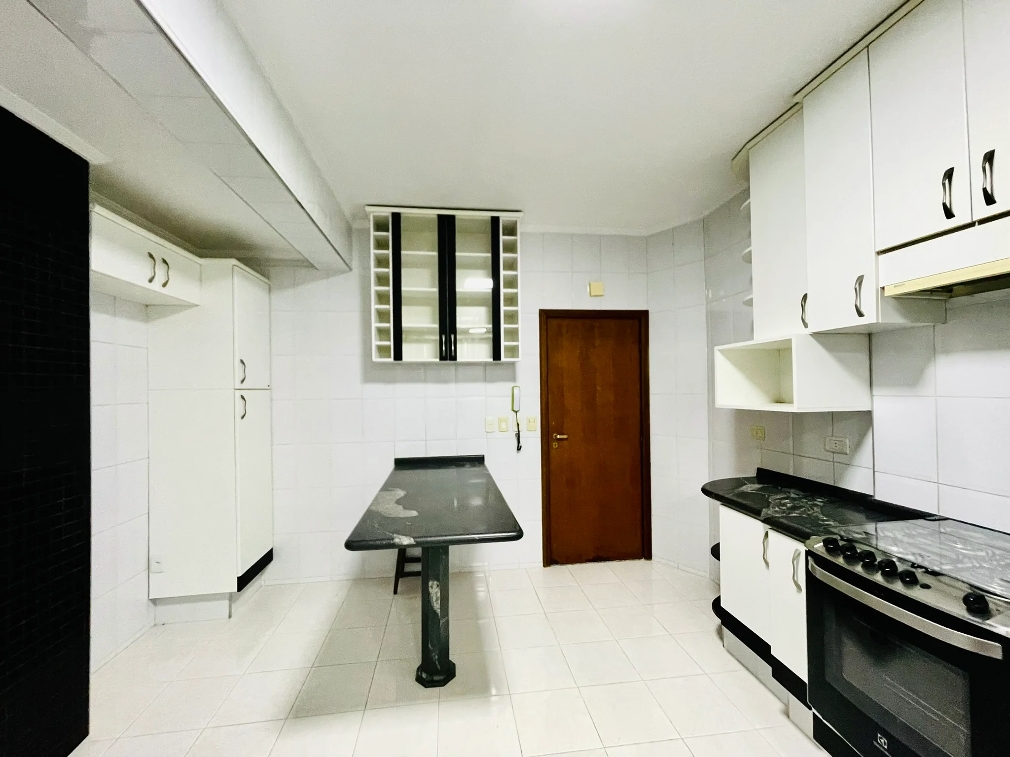 Apartamento para venda com 5 dormitórios no Edifício Olimpia em Taubaté/SP. 