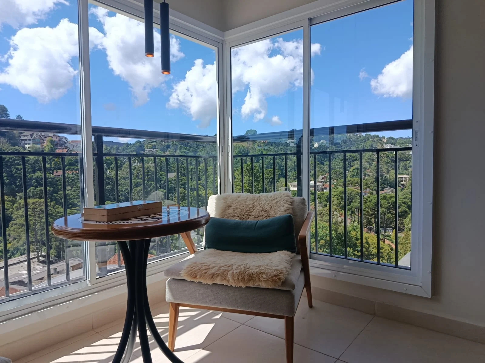 Apartamento à venda com 3 suítes no Edifício Le Premier em Campos do Jordão/SP. 