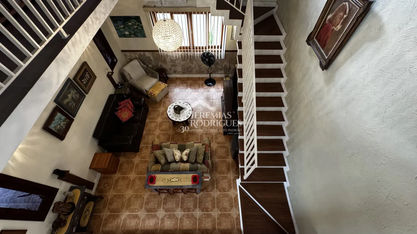 Casa assobradada à venda com 4 dormitórios no Condomínio Jardim das Hortênsias em Taubaté/SP.