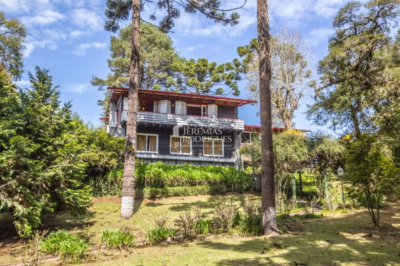 Casa à venda com 5 dormitórios no Jardim Embaixador em Campos do Jordão/SP