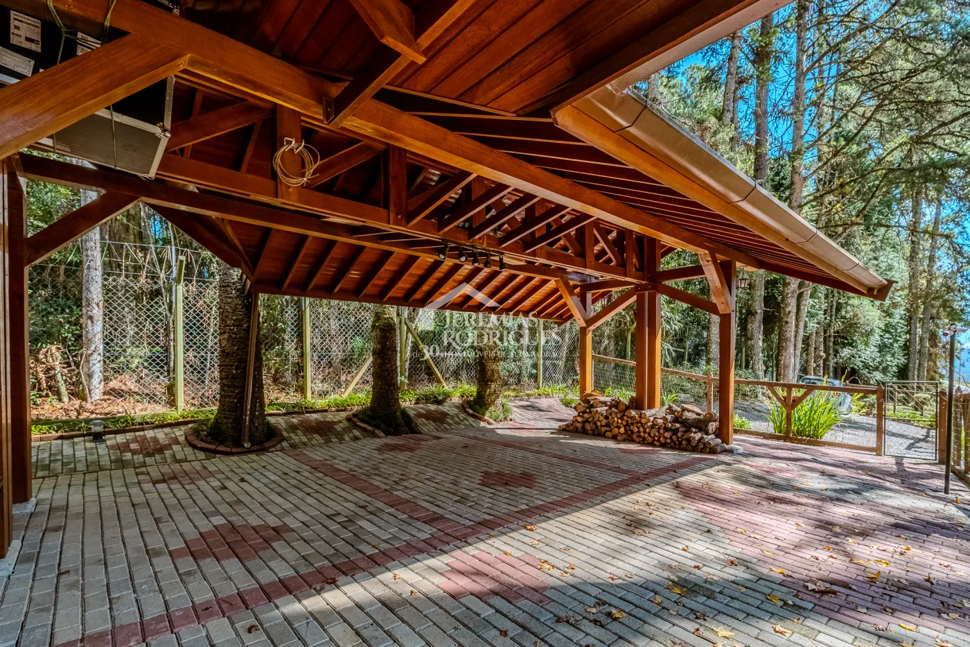 Casa à venda com 3 suítes no Condomínio Reserva Figueiredo em Campos do Jordão/SP.