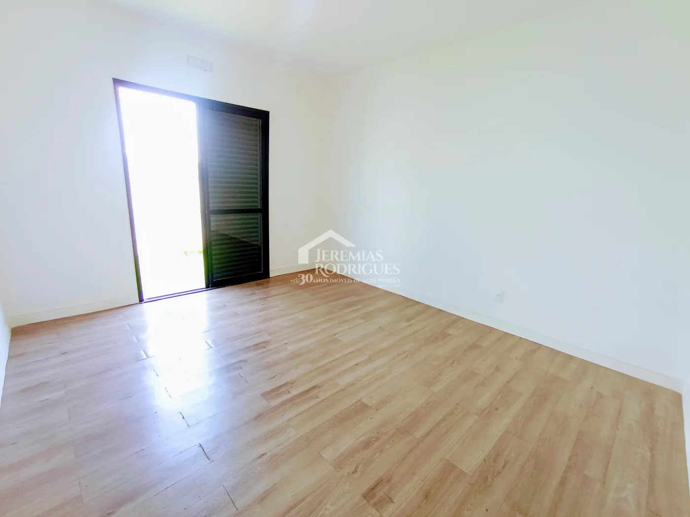 Casa assobradada à venda com 3 suítes no Condomínio Cyrela Landscape em Taubaté/SP.