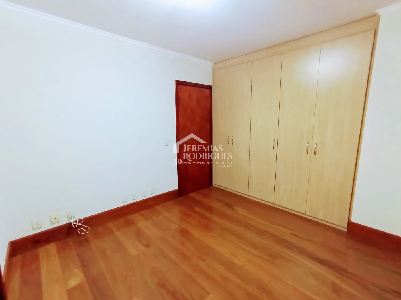 Casa à venda e locação com 4 suítes no Condomínio Colonial Village I em Pindamonhangaba/SP.