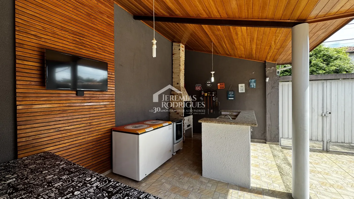 Casa para venda e locação com 3 dormitórios no bairro Chácara da Galega em Pindamonhangaba/SP.