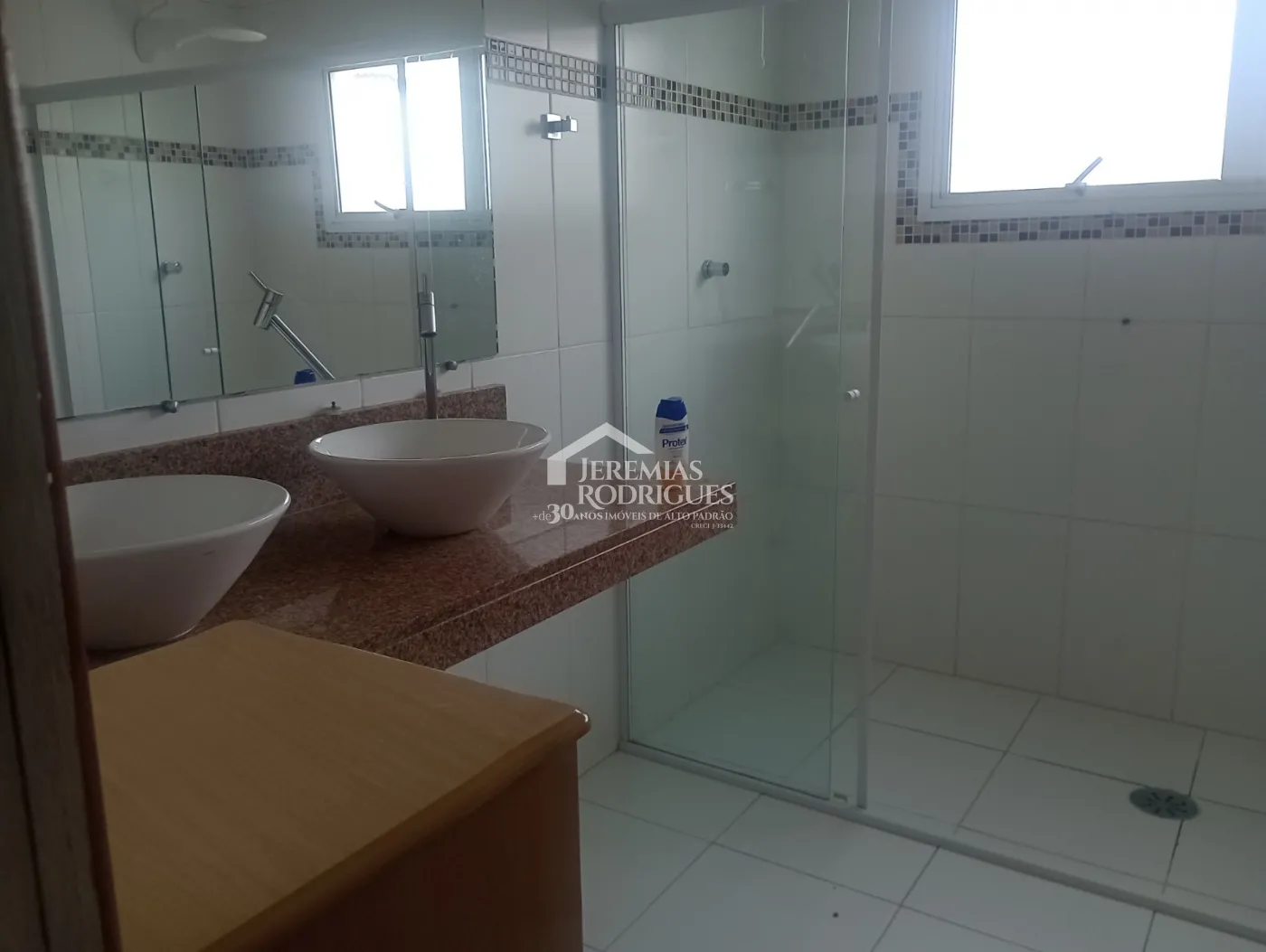 Chácara para locação com 2 dormitórios no Condomínio Recanto do Sol em Pindamonhangaba/SP.