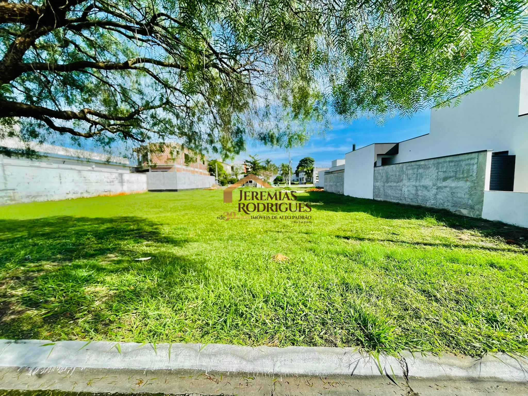 Terreno à venda no Condomínio Pontal da Amizade em Taubaté/SP.