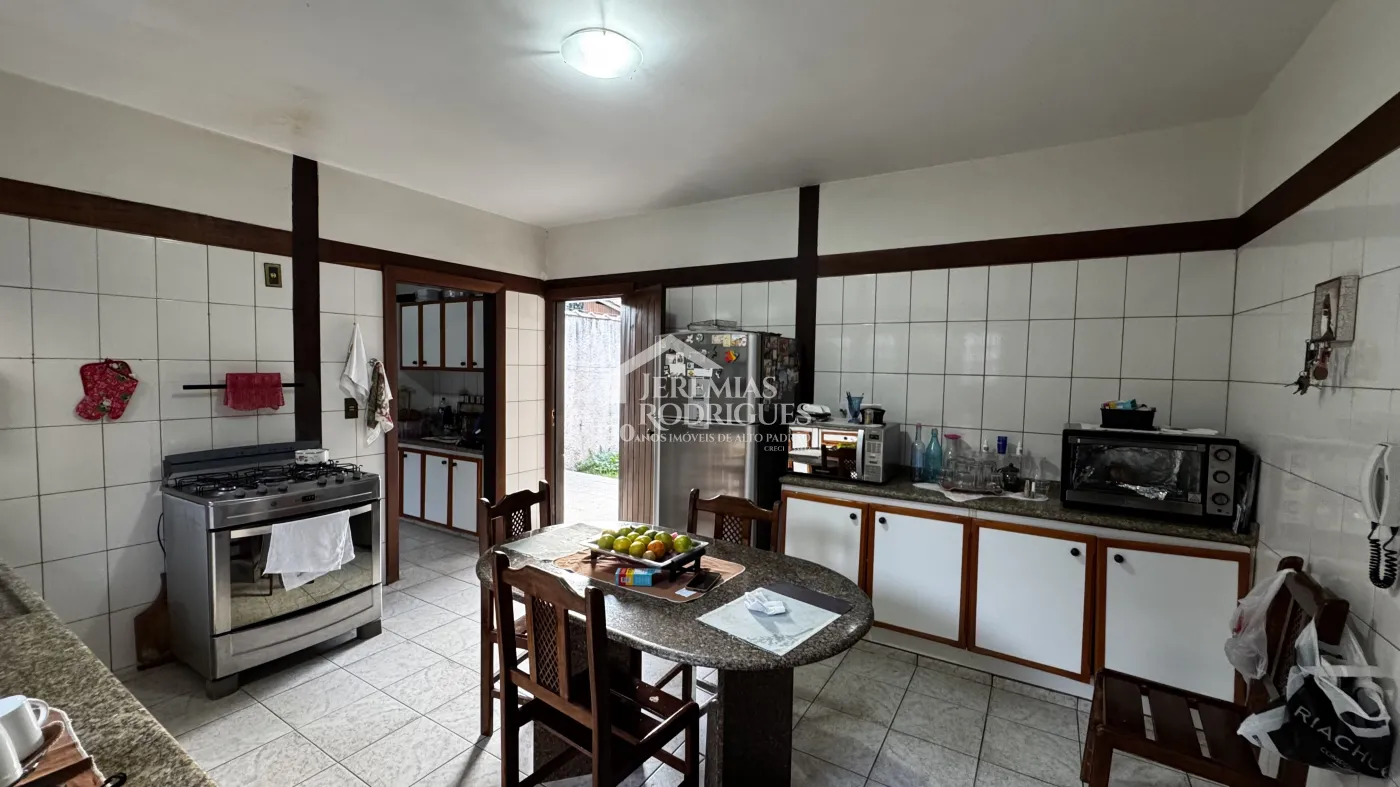 Casa à venda com 3 dormitórios no bairro Vila Rica em Pindamonhangaba/SP