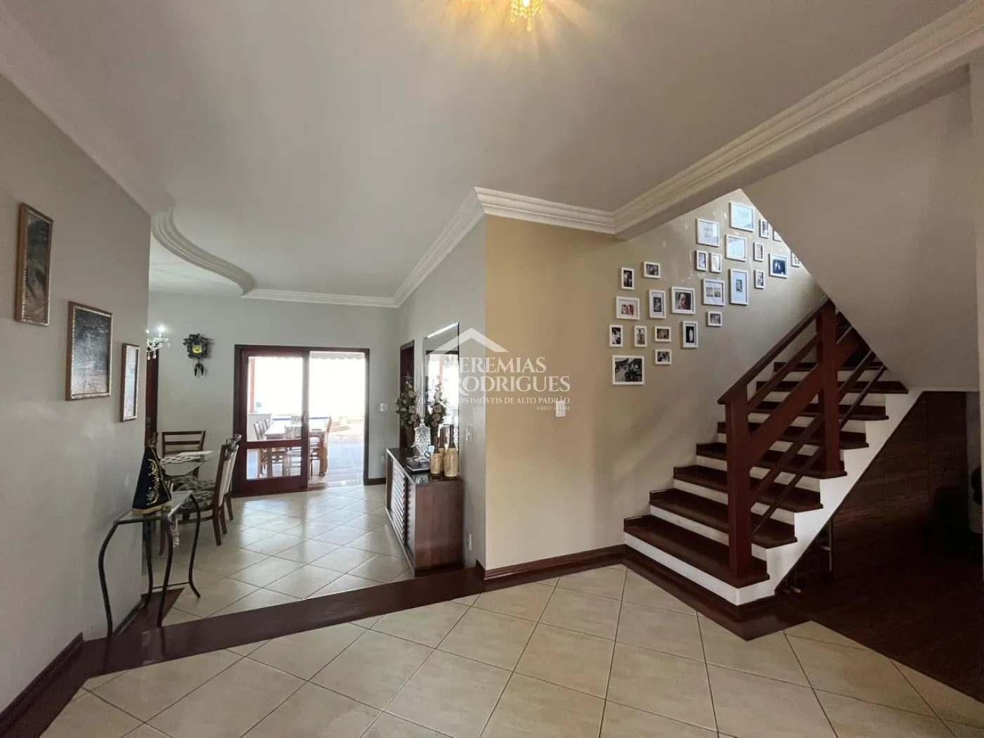 Casa à venda com 4 suítes no Condomínio Taubaté Village em Taubaté/SP.