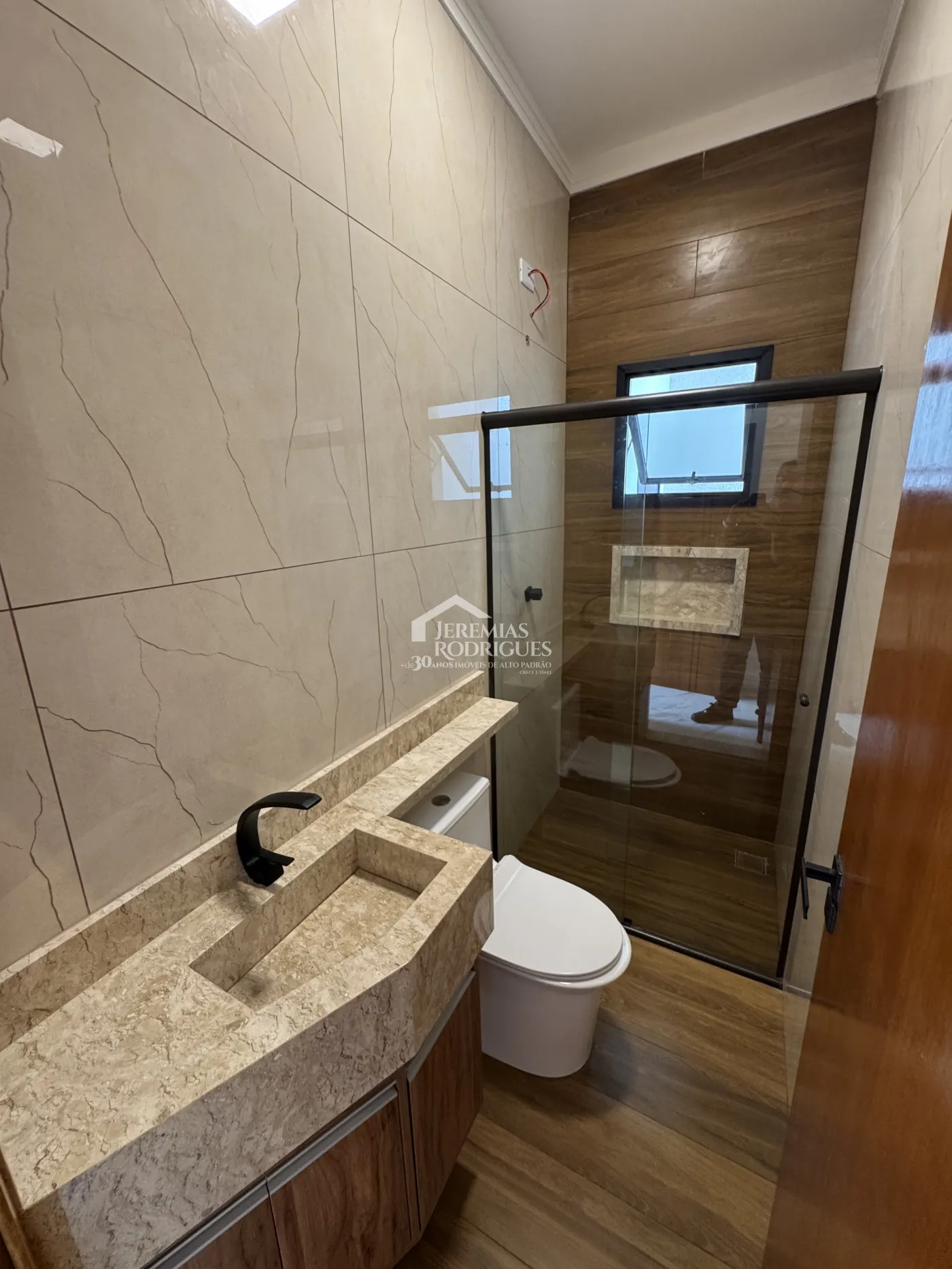 Casa à venda com 3 dormitórios no Condomínio Residencial Laguna em Pindamonhangaba/SP.