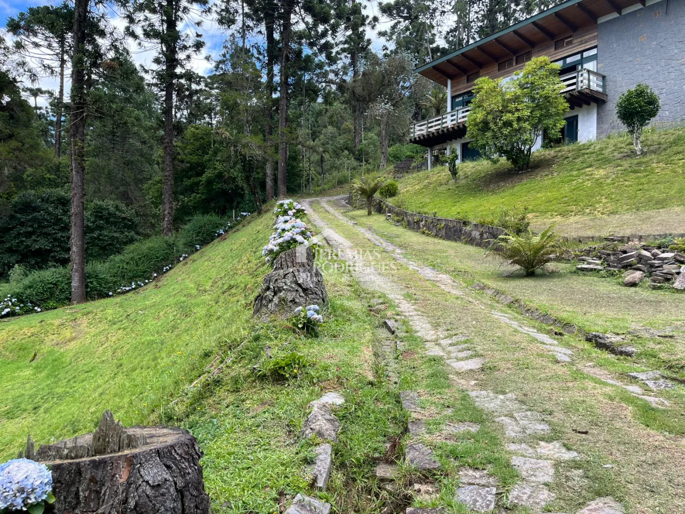 Casa para venda com 3 dormitórios no Jardim do Embaixador em Campos do Jordão/SP