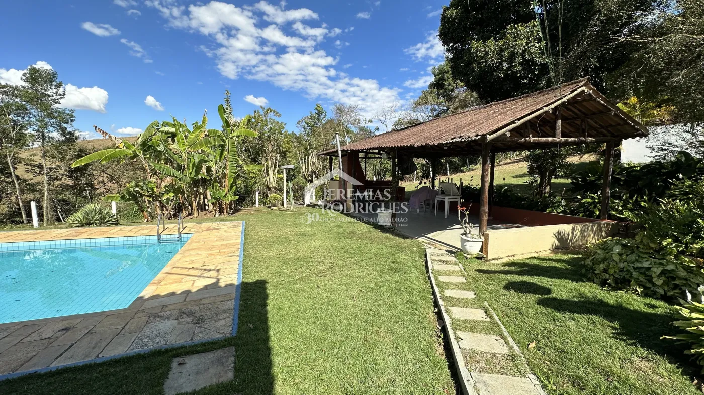 Fazenda para criação de gado de corte e plantação de milho, com mais de 612 hectares, em Cruzeiro-SP.