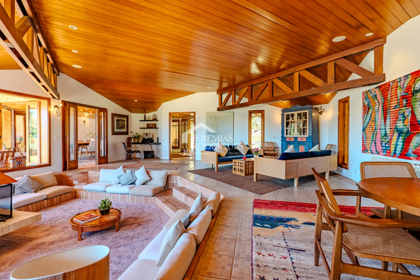 Mansão à venda com 7 suítes no Condomínio Vila Simonsen em Campos do Jordão/SP.