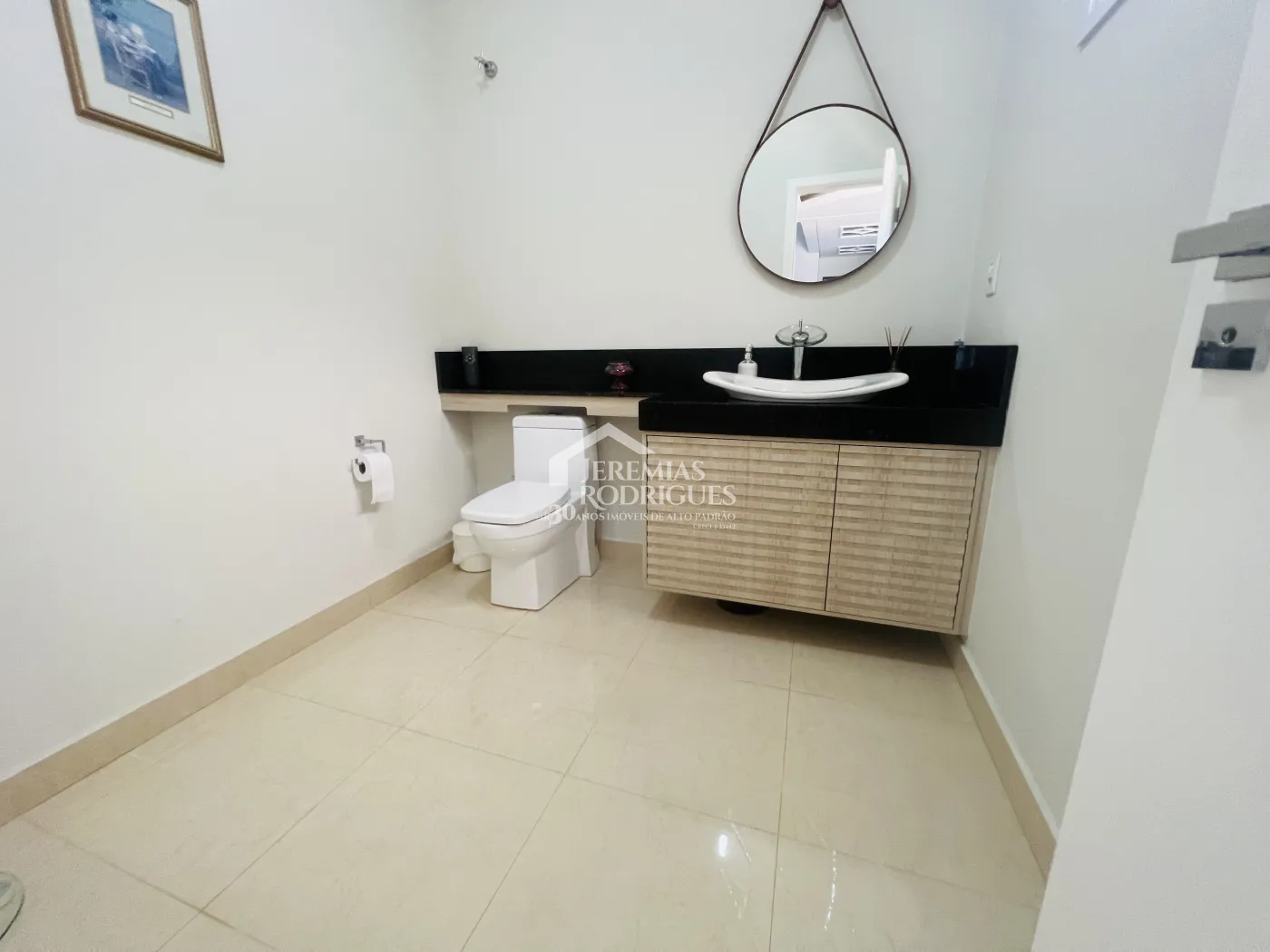 Casa à venda com 3 dormitórios no bairro Lessa em Pindamonhangaba/SP. 