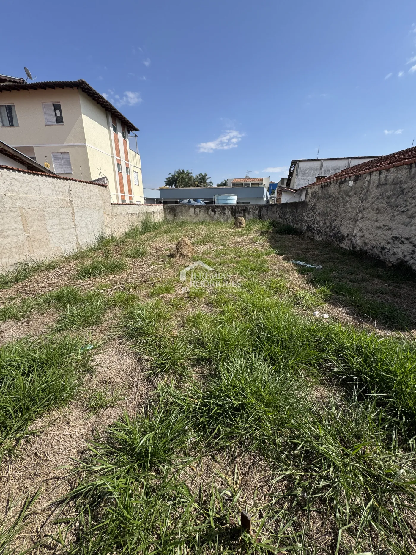 Terreno à venda com 300 m² no bairro Vila Bourghese em Pindamonhangaba/SP.