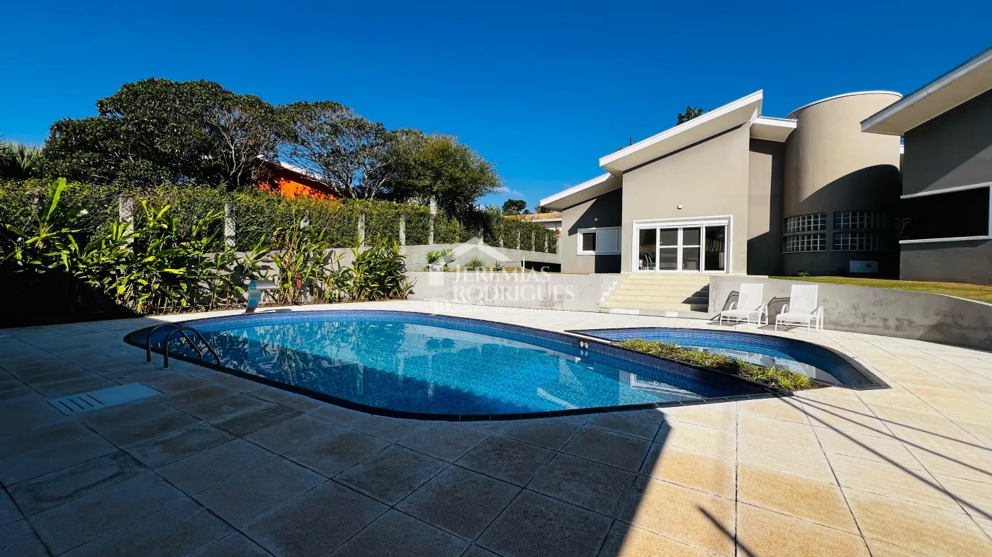 Casa para venda e locação com 6 dormitórios no Condomínio Chácaras Cataguá em Taubaté/SP.
