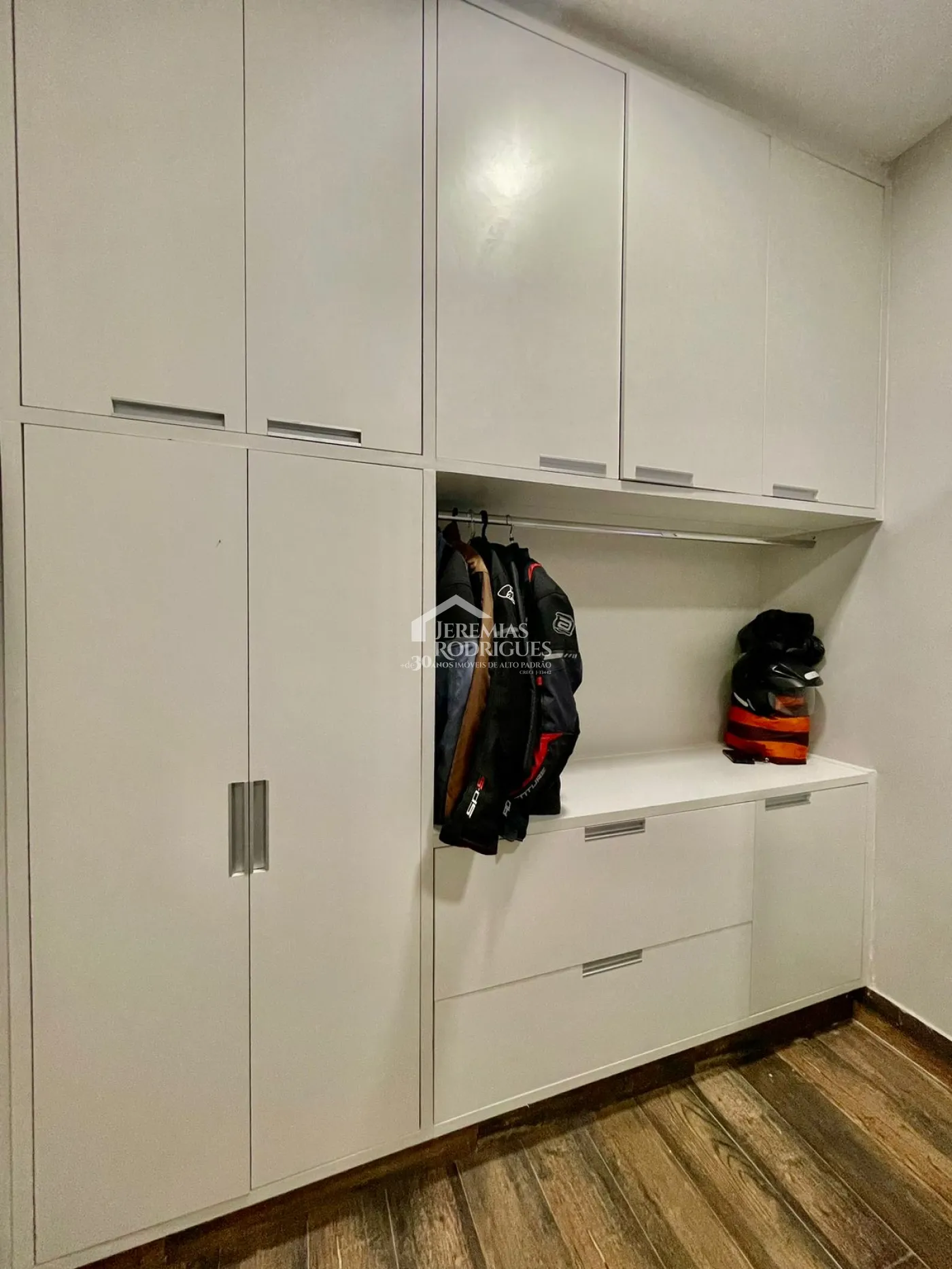 Casa à venda com 3 dormitórios no Condomínio Village da Serra em Tremembé/SP.