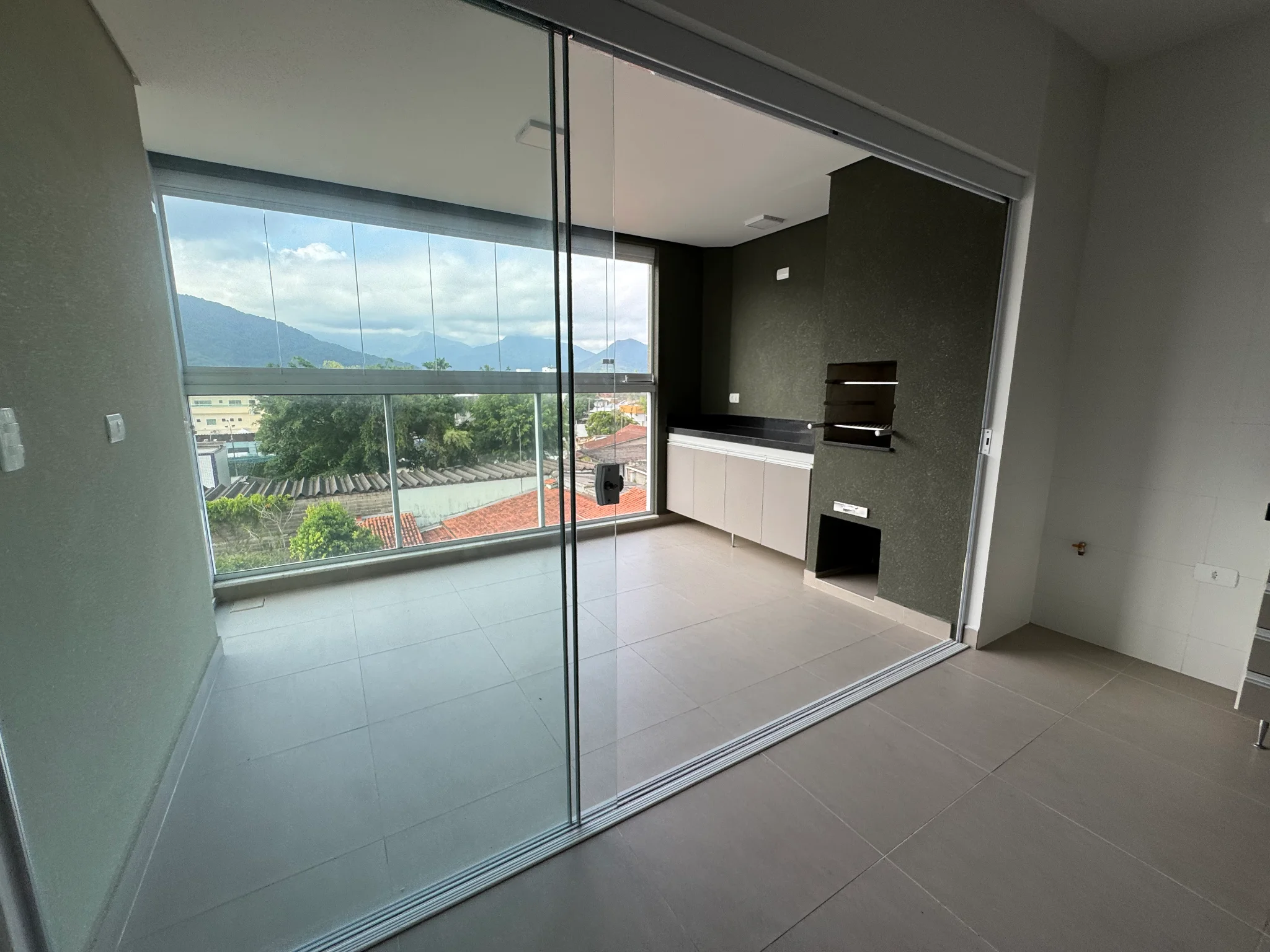 Apartamento à venda com 3 dormitórios, 127 m² no Edifício Eduarda em Ubatuba/SP. 