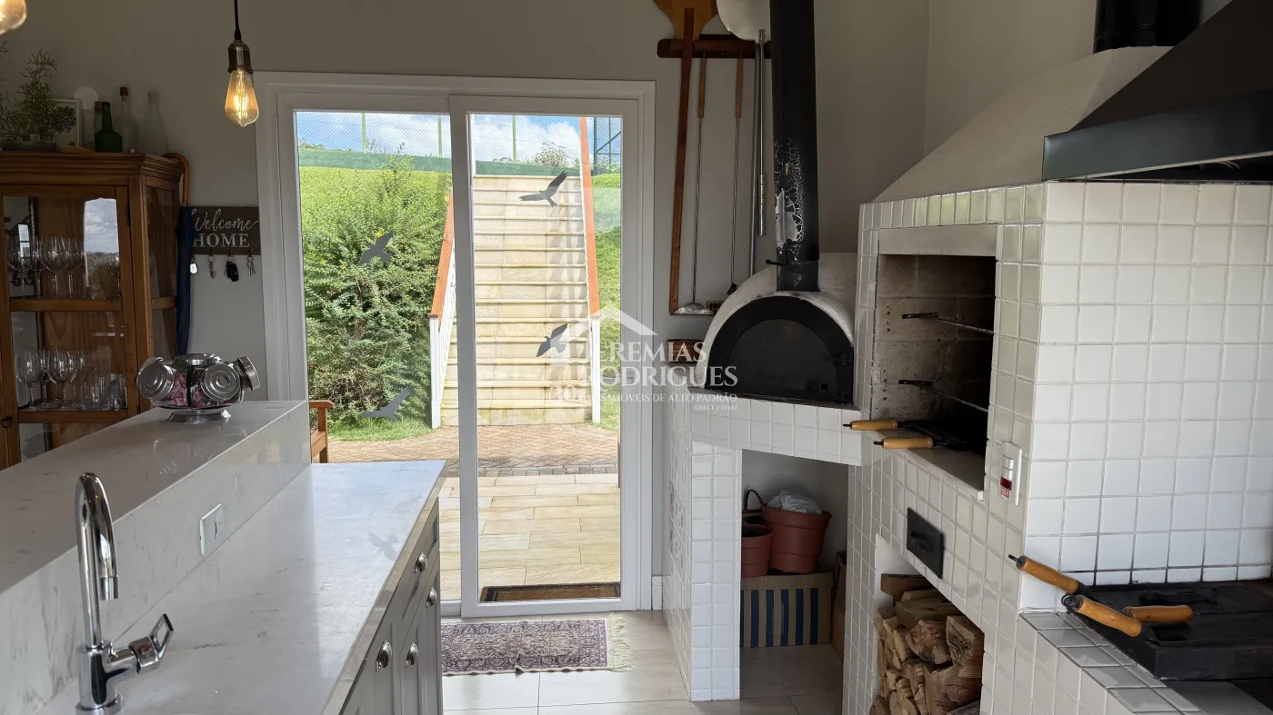 Casa à venda com 4 suítes no Condomínio Jardim Monte Belo em Campos do Jordão/SP.