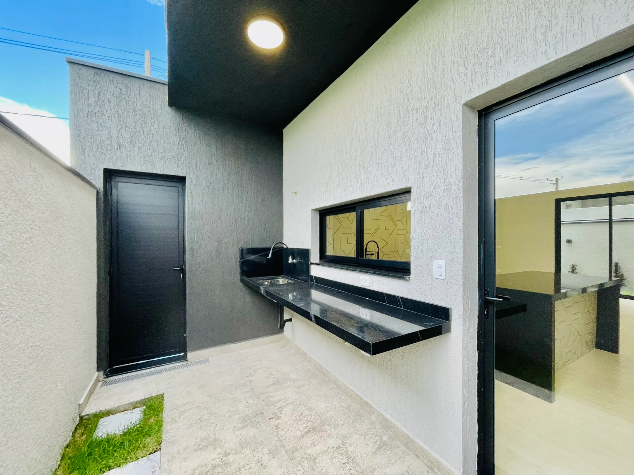 Casa à venda com 3 suítes no Condomínio Ouro Ville em Taubaté/SP. 