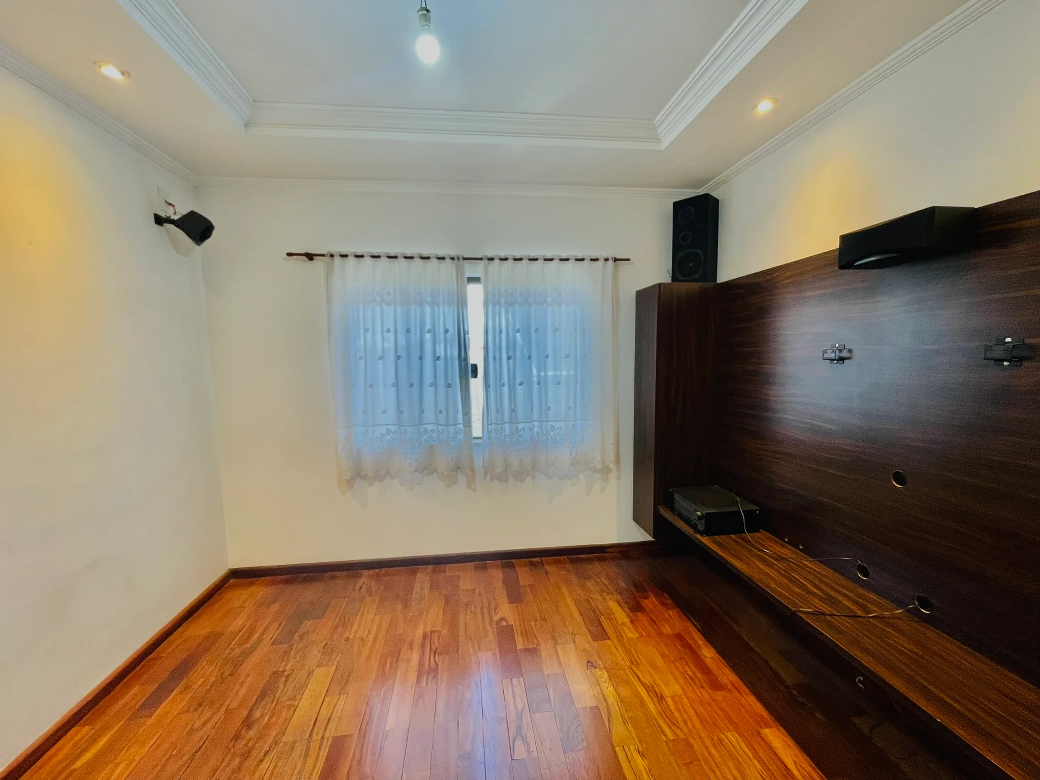 Casa à venda com 4 dormitórios no Condomínio Real Ville em Pindamonhangaba/SP. 