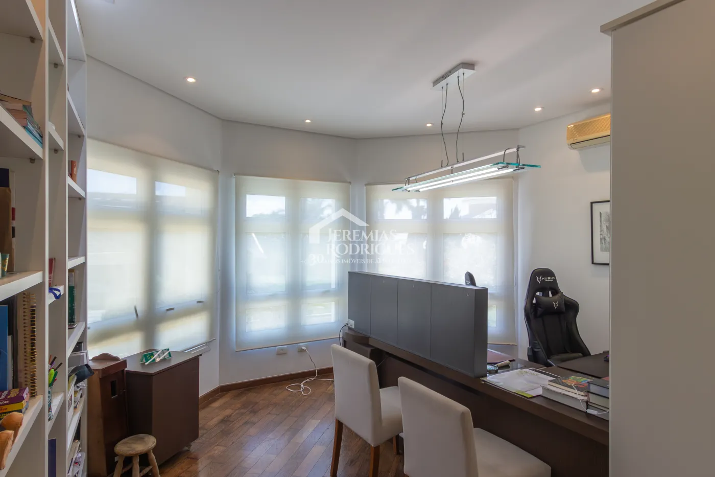 Casa para venda com 4 suítes no Condomínio Residencial dos Pinheiros em Caçapava/SP