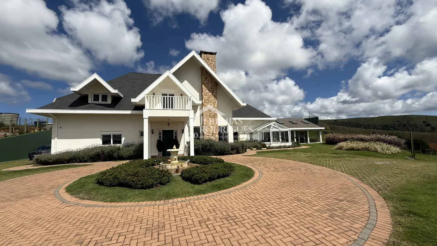 Casa à venda no Condomínio Jardim Monte Belo em Campos do Jordão/SP.