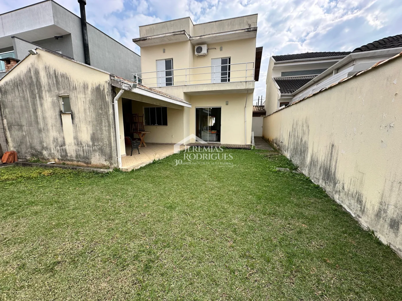 Casa à venda com 3 dormitórios no Condomínio Jatobá em Tremembé/SP.