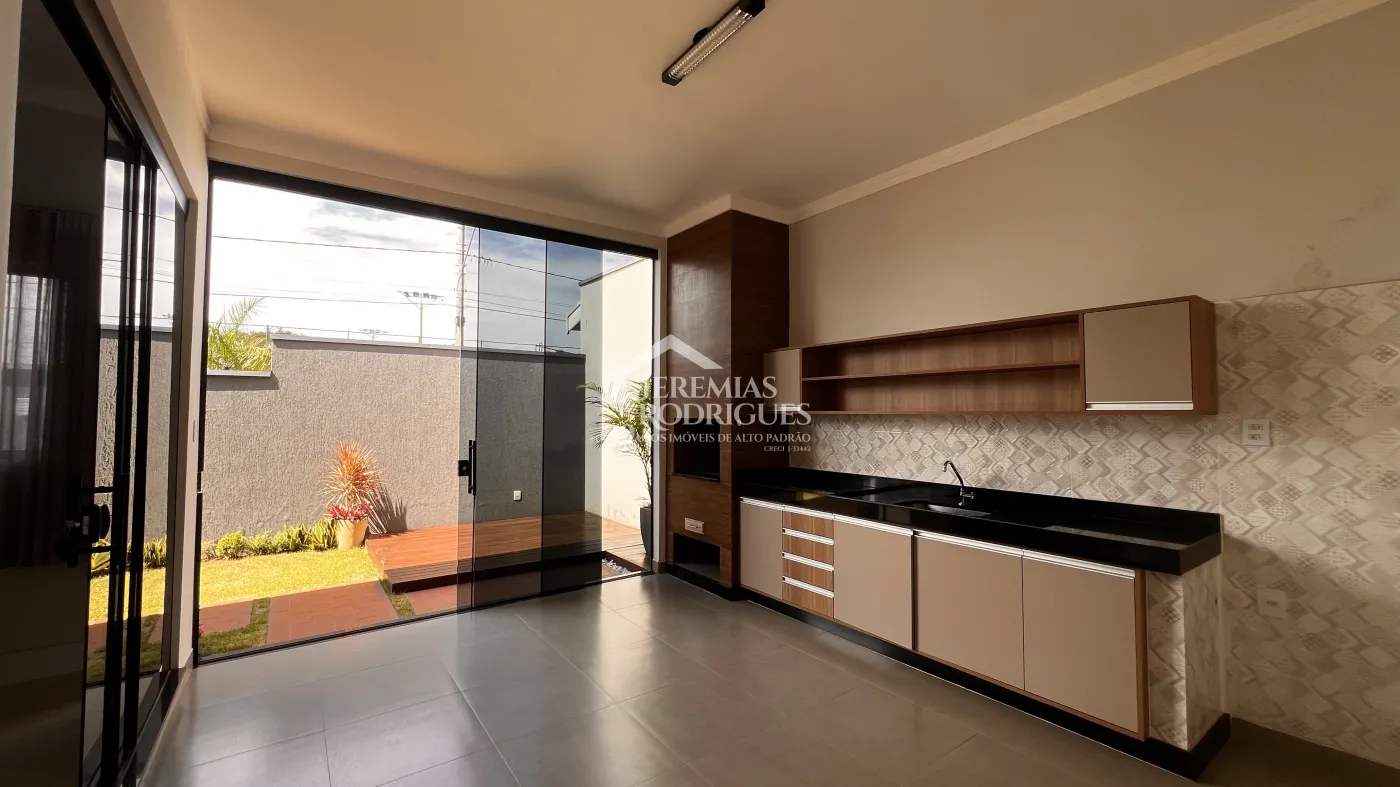 Casa à venda com 3 dormitórios no Condomínio Campos do Conde II em Tremembé/SP.