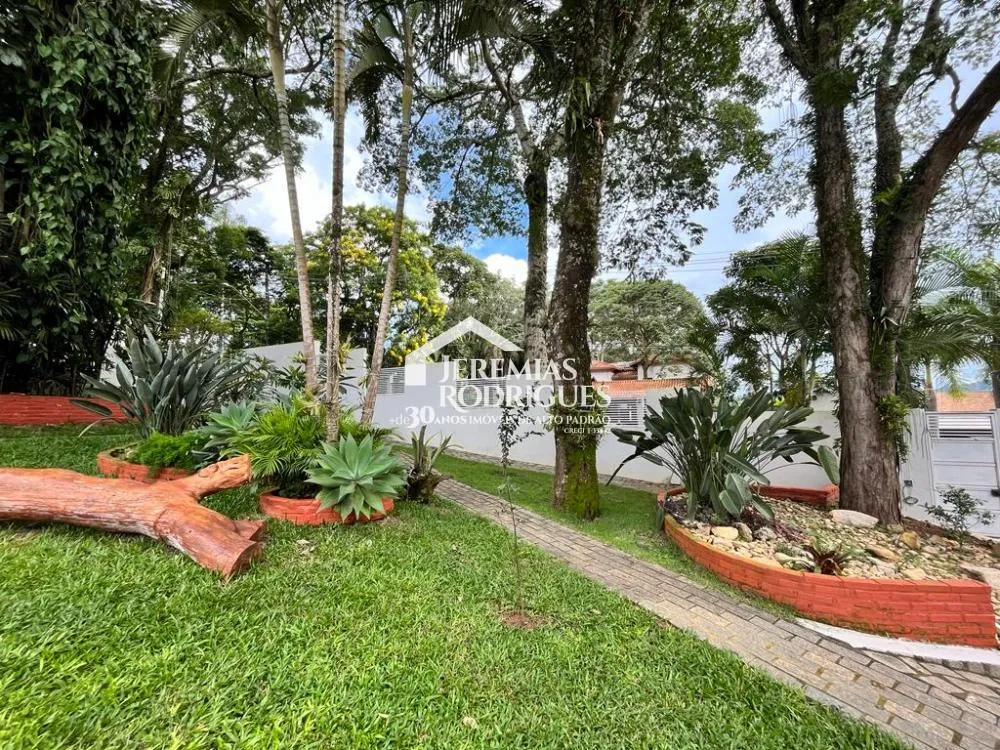 Chácara à venda com 2.000 m² no Condomínio Chácaras Cataguá, em Taubaté/SP.