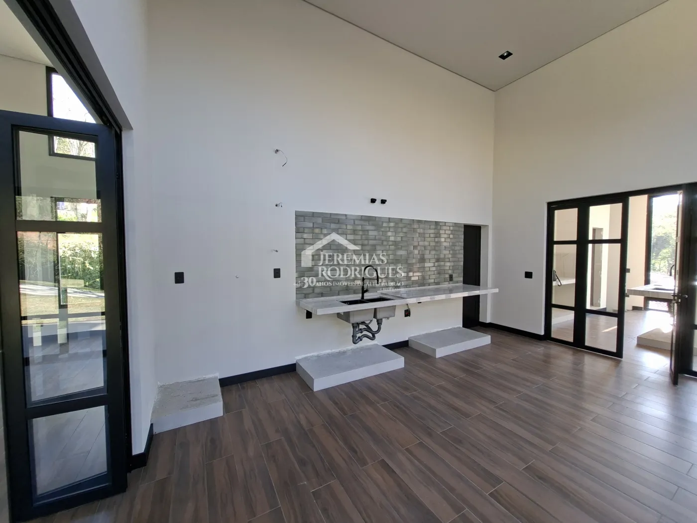 Casa à venda com 4 dormitórios, no Condomínio Parque da Mantiqueira em Santo Antônio do Pinhal/SP.