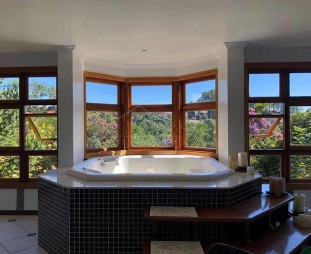 Casa à venda com 6 dormitórios no Alto Do Capivari em Campos do Jordão/SP.