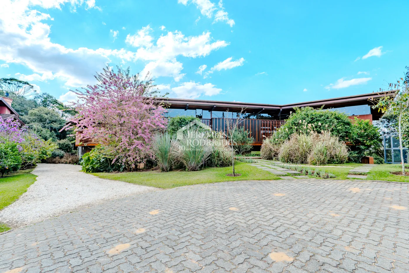 Mansão à venda com 4 suítes no Condomínio Parque da Mantiqueira em Santo Antônio do Pinhal/SP.