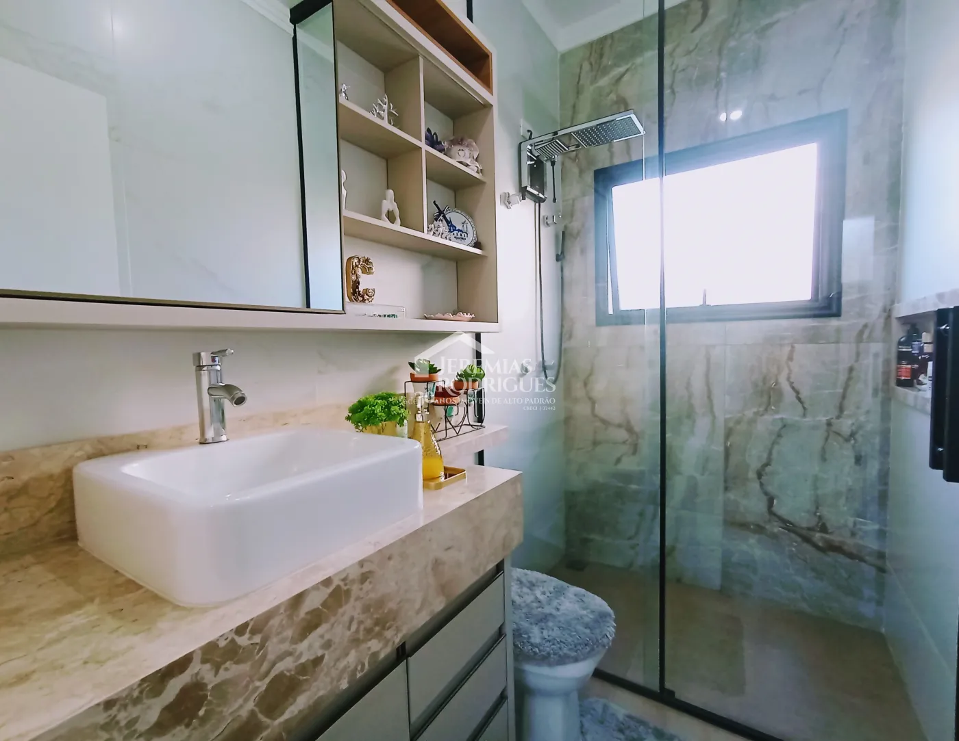 Casa à venda com 3 dormitórios no Condomínio Terras do Vale em Caçapava/SP.